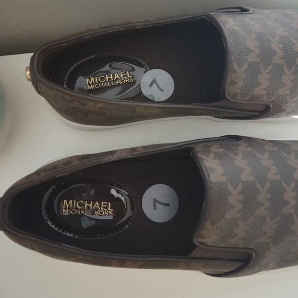 Authentic Michael Kores Slide On Shoes- Sz 7 - Picture 2 of 3